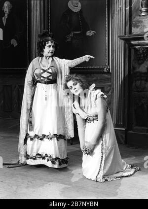 GRETA Garbo et Gerda Lundekvist dans la saga de Gosta Berling, 1924. Banque D'Images