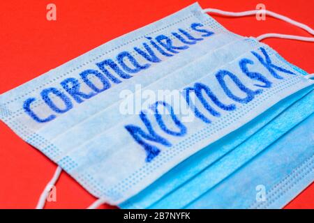 antiviral médical et masque antibactérien sans masque, coronavirus sur fond rouge Banque D'Images