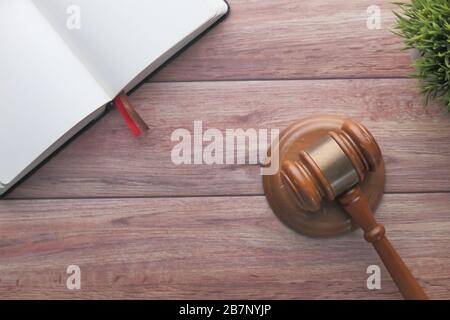 vue de dessus du gavel et livre sur table en bois Banque D'Images