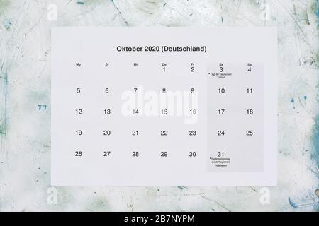 Monatskalender Oktober 2020. Traduction: Calendrier mensuel d'octobre 2020. Calendrier du mois d'octobre papier en néerlandais. Vue de dessus Banque D'Images