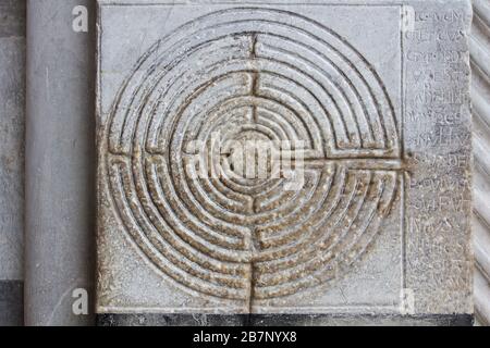 Labyrinthe (XIIe/XIIIe siècle après Jésus-Christ) sur le portique de la cathédrale de San Martino à Lucques, Italie Banque D'Images