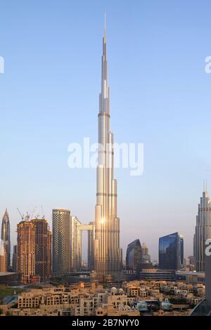 DUBAÏ, ÉMIRATS ARABES UNIS - 19 NOVEMBRE 2019 : gratte-ciel Burj Khalifa et vue sur la ville de Dubaï dans une matinée ensoleillée Banque D'Images