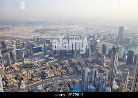 Dubai, EMIRATS ARABES UNIS - 19 NOVEMBRE 2019: Vue de la ville de Dubaï en grand angle avec gratte-ciel vu de Burj Khalifa dans une journée ensoleillée Banque D'Images