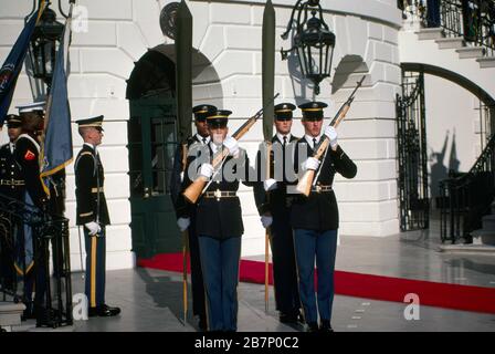 Washington DC États-Unis White House Guards avec fusil Banque D'Images