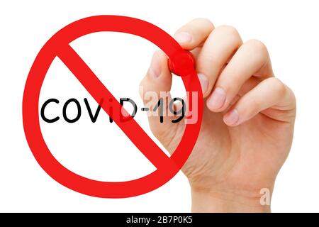 Dessin à la main Coronavirus Covid-19 concept de signe d'interdiction d'éclosion de pandémie avec marqueur rouge sur un tableau de balayage transparent. Banque D'Images