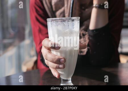 Main femelle tenant verre bio smoothie, gros plan Banque D'Images