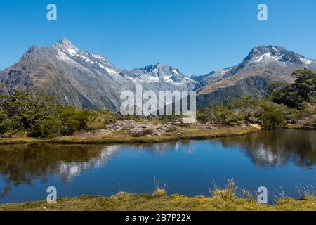 Le Routeburn Track est un circuit classique de tramping dans les Alpes du Sud de New Zealands. Vue de Key Summit vers Mount Christina Banque D'Images