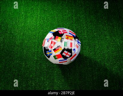 Gros plan sur le ballon de football avec les drapeaux des pays européens Banque D'Images