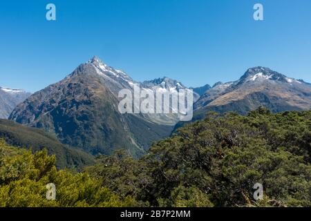 Le Routeburn Track est un circuit classique de tramping dans les Alpes du Sud de New Zealands. Vue de Key Summit vers Mount Christina Banque D'Images