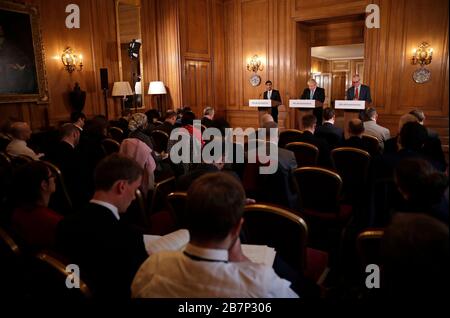 (De gauche à droite) le chancelier Rishi Sunak, le Premier ministre Boris Johnson et le conseiller scientifique en chef Sir Patrick Vallance (de droite) lors d'un exposé médiatique à Downing Street, Londres, sur Coronavirus (COVID-19). Date de l'image: Mardi 17 mars 2020. Voir l'histoire de PA SANTÉ Coronavirus. Crédit photo devrait lire: Matt Dunham/PA fil Banque D'Images