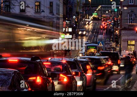 Wien, Vienne: Tramway, voitures, feux de route, trafic lourd, heure de pointe, rue Währinger Straße, en 09. Alsergrund, Wien, Autriche