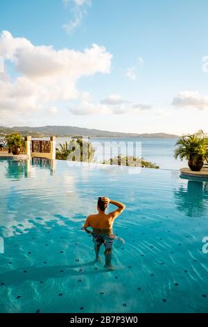 Sainte-Lucie mer des caraïbes, jeune gars en vacances à l'île tropicale Sainte-Lucie, les hommes nagent près de la plage Banque D'Images