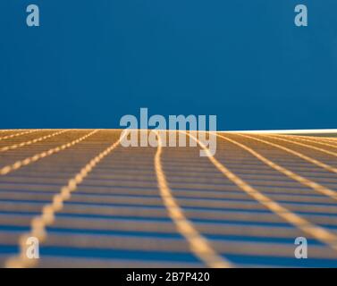 détail d'un morceau de filet blanc et non focalisé sur une piste de sport avec le ciel comme arrière-plan Banque D'Images