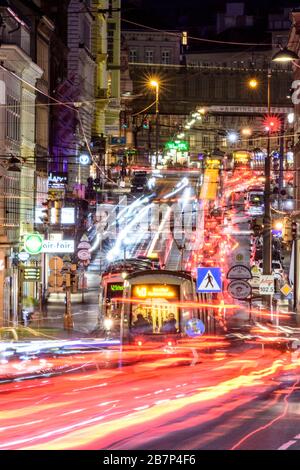 Wien, Vienne: Tramway, voitures, feux de route, trafic lourd, heure de pointe, rue Währinger Straße, en 09. Alsergrund, Wien, Autriche Banque D'Images