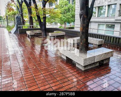 Banc le jour de pluie au Japon Banque D'Images