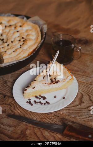 Cheesecake fraîchement cuit sur fond de bois. Vue directement depuis le dessus Banque D'Images