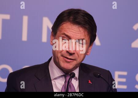 Giusseppe Conte première italienne pendant la conférence Banque D'Images