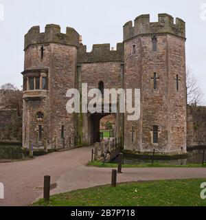 La pierre de goulting, l'entrée principale fortifiée et la porte du palais des évêques, à Wells Somerset; Angleterre, Royaume-Uni Banque D'Images