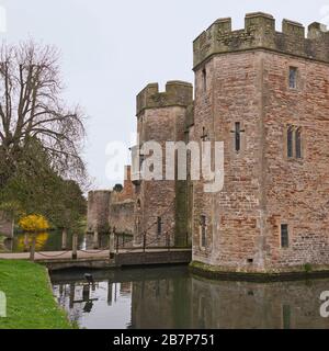 La pierre de goulting, l'entrée principale fortifiée et la porte du palais des évêques, à Wells Somerset; Angleterre, Royaume-Uni Banque D'Images