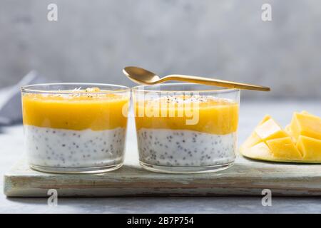 Boudin de graines de Chia avec mangue dans des pots en verre. Manger propre, cuisine végétarienne saine concept Banque D'Images