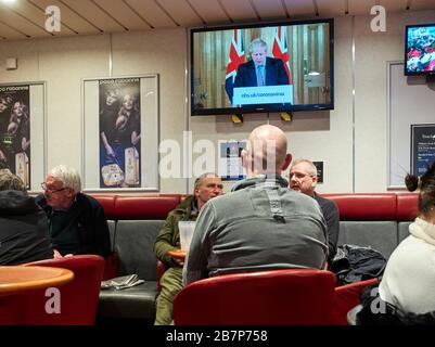 Les passagers du ferry Ben-My-Chree à destination de l’île de Man et les importantes annonces télévisées concernant l’épidémie du virus COVID-19 en 2020 Banque D'Images