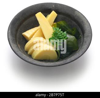 Wakatakeni, a simmered de jeunes pousses de bambou avec de l'algue wakame, cuisine japonaise traditionnelle Banque D'Images