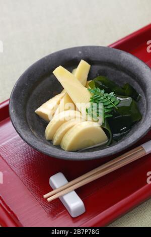 Wakatakeni, a simmered de jeunes pousses de bambou avec de l'algue wakame, cuisine japonaise traditionnelle Banque D'Images