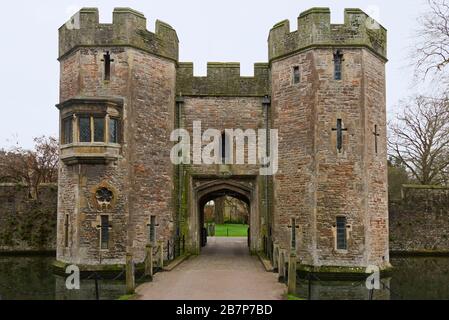 La pierre de goulting, l'entrée principale fortifiée et la porte du palais des évêques, à Wells Somerset; Angleterre, Royaume-Uni Banque D'Images