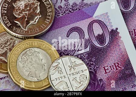 Pièces britanniques sur les nouveaux billets en polymère 2020 £20 Banque D'Images