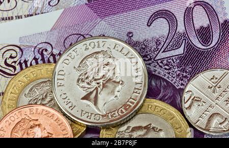 Pièces britanniques sur les nouveaux billets en polymère 2020 £20 Banque D'Images