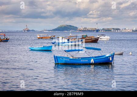 Vue sur les petits bateaux de pêche amarrés à Guanabara Baya et le pont éloigné Rio–Niteroi, vu du district d'Urca, Rio de Janeiro, Brésil Banque D'Images