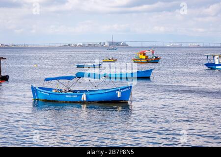 Vue sur les petits bateaux de pêche amarrés à Guanabara Baya et le pont éloigné Rio–Niteroi, vu du district d'Urca, Rio de Janeiro, Brésil Banque D'Images