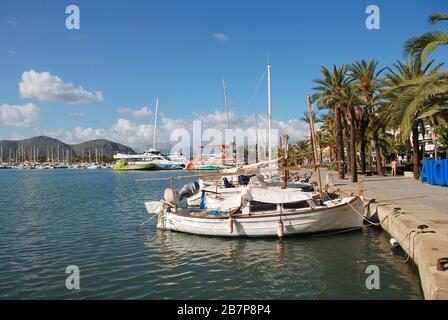 Bateaux de pêche amarrés dans le port d'Alcudia sur l'île espagnole de Majorque le 12 novembre 2019. Banque D'Images