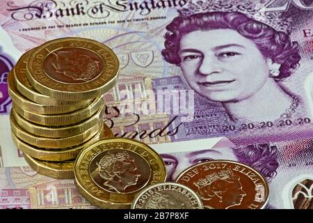 Pièces britanniques sur les nouveaux billets en polymère 2020 £20 Banque D'Images