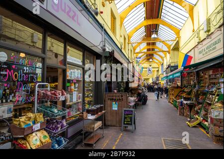 À l'intérieur du marché de Brixton Village avec des boutiques indépendantes, des restaurants et des étals. Banque D'Images