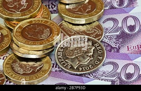 Pièces britanniques sur les nouveaux billets en polymère 2020 £20 Banque D'Images