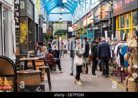 À l'intérieur du marché de Brixton Village avec des boutiques indépendantes, des restaurants et des étals. Banque D'Images