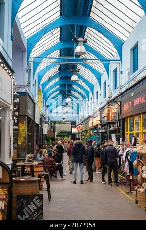 À l'intérieur du marché de Brixton Village avec des boutiques indépendantes, des restaurants et des étals. Banque D'Images