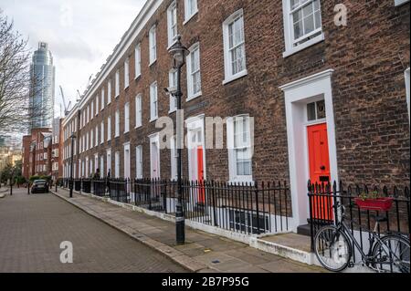 Bessborough place est une rangée de maisons de ville à Pimlico, Londres, Angleterre. Le complexe d'appartements Tower sur Riverside Walk est visible en arrière-plan. Banque D'Images