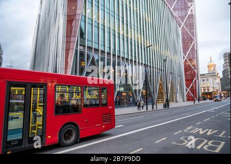 Scène de rue avec les blocs de bureaux Nova et le Victoria Palace Theatre en arrière-plan près de la gare Victoria, Londres, Angleterre. Banque D'Images