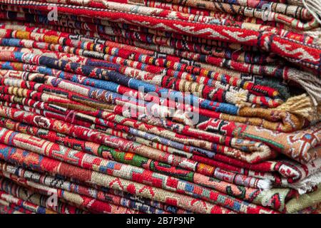 Une pile de tapis caucasiens et orientaux représentés dans une boutique géorgienne locale. Tbilissi, Géorgie Banque D'Images