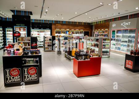 Otopeni, Roumanie - 25 février 2020: Boutiques hors taxes à l'intérieur de l'aéroport international Henri Coanda, près de Bucarest, Roumanie. Banque D'Images