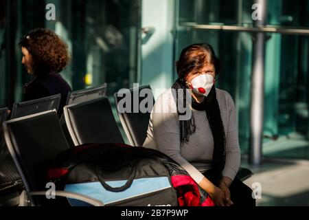 Otopeni, Roumanie - 25 février 2020 : passagers à l'intérieur de l'aéroport international Henri Coanda, près de Bucarest, Roumanie. Banque D'Images