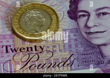 Une pièce de monnaie britannique d'une livre sur le nouveau billet de 20 £ en polymère Banque D'Images