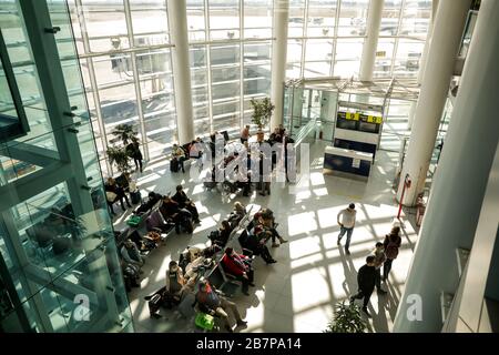 Otopeni, Roumanie - 25 février 2020 : passagers à l'intérieur de l'aéroport international Henri Coanda, près de Bucarest, Roumanie. Banque D'Images