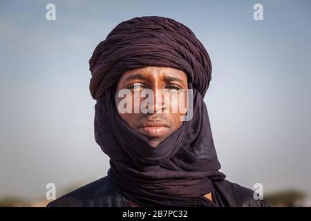 Ingall, Niger : Tuareg homme dans le turban traditionnel proche Banque D'Images