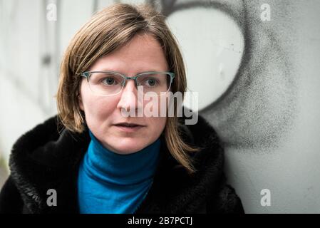 Portrait d'une fille attrayante de trente ans dans un manteau d'hiver noir Banque D'Images