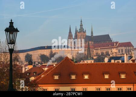 Marche à l'automne Prague. Le paysage urbain de la capitale de la République tchèque. Banque D'Images