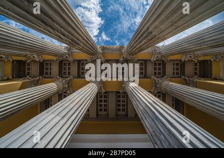 Vieille ville d'Athènes, Attica/ Grèce - 12 28 2019: Vue très grand angle sur le plafond décoré et les piliers monumentaux de la salle Zappeion Banque D'Images