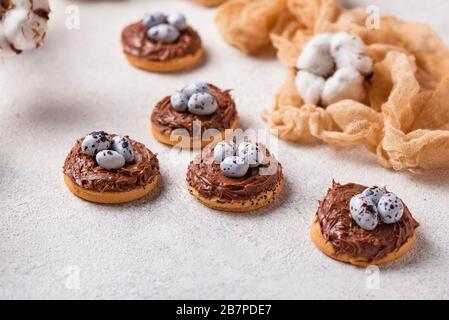 Les cookies de Pâques en forme de nid avec des oeufs Banque D'Images